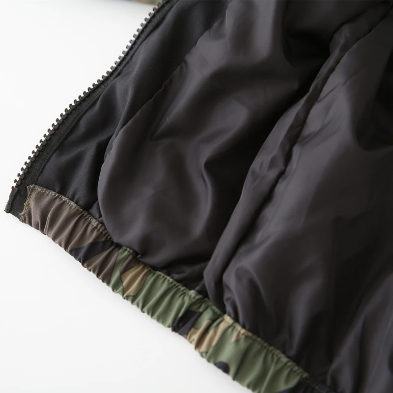 Giacca sottile per neonati con stampa mimetica e abbinamento colori. Leggera e confortevole, ideale per l'uso quotidiano e protegge dal freddo. — foto 3