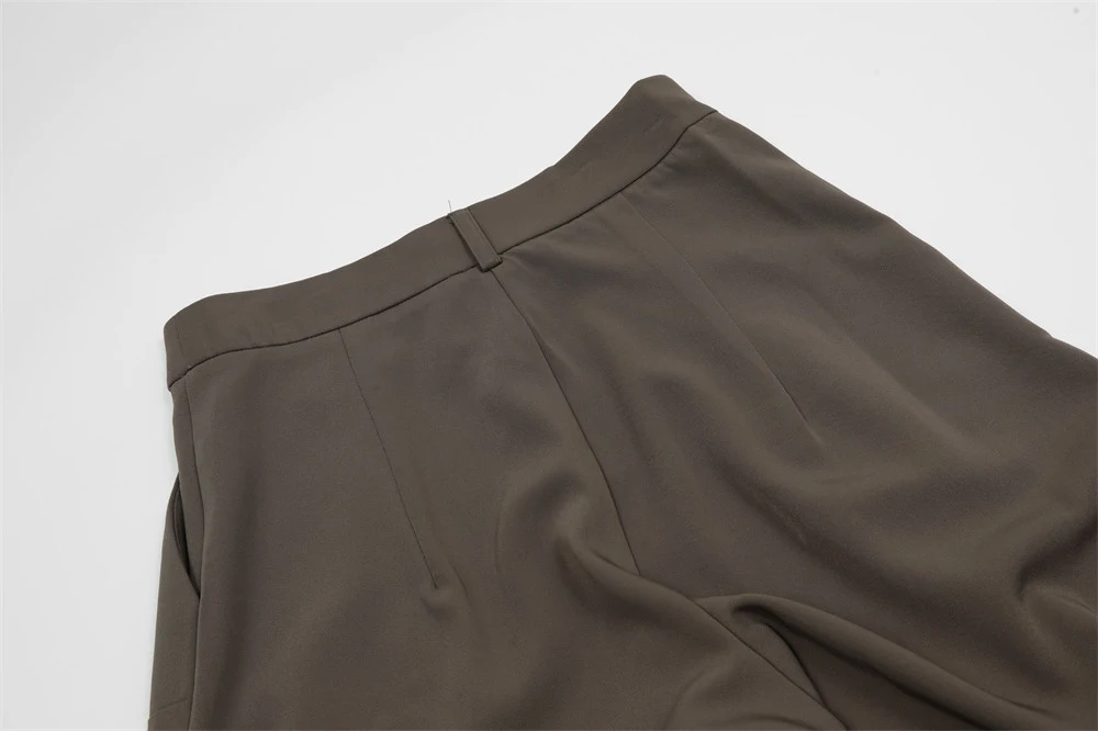 Pantalones de traje holgados para hombre, corte recto y sencillo, con caída fluida. Comodidad y estilo para un look relajado y moderno. — foto 7