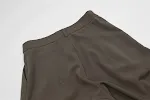 Pantalones de traje holgados para hombre, corte recto y sencillo, con caída fluida. Comodidad y estilo para un look relajado y moderno. — foto 7
