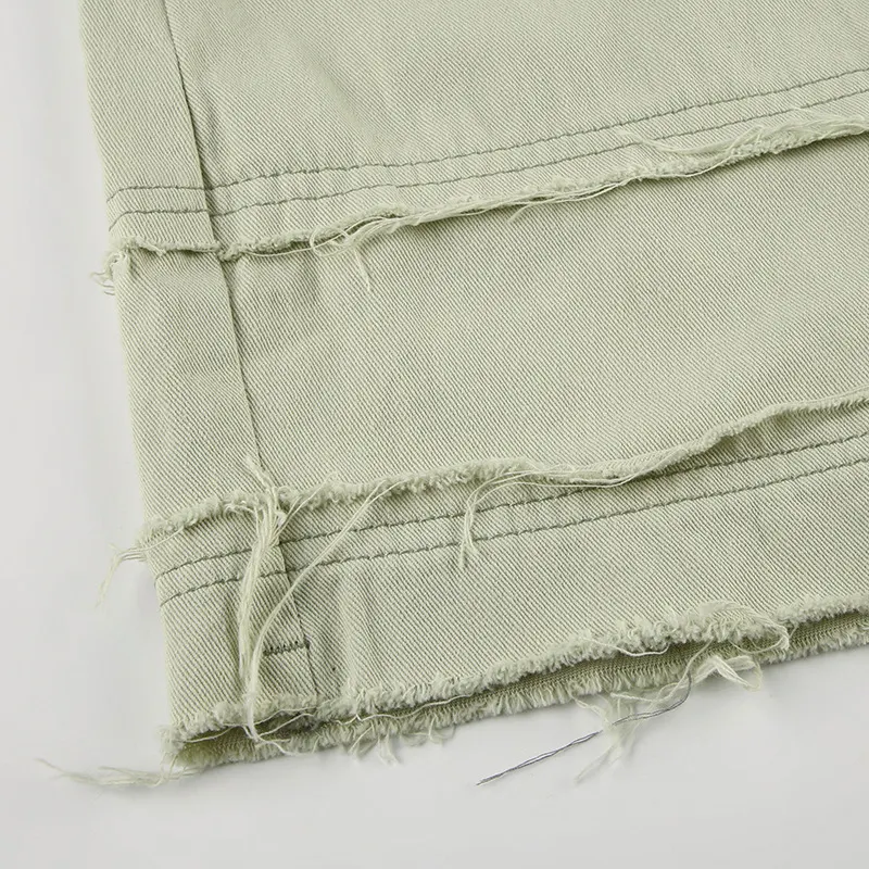 Saia jeans irregular com contraste lavado, bolsos desfiados e fenda. Design moderno e confortável para looks casuais e estilosos. — foto 2