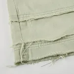 Saia jeans irregular com contraste lavado, bolsos desfiados e fenda. Design moderno e confortável para looks casuais e estilosos. — foto 2