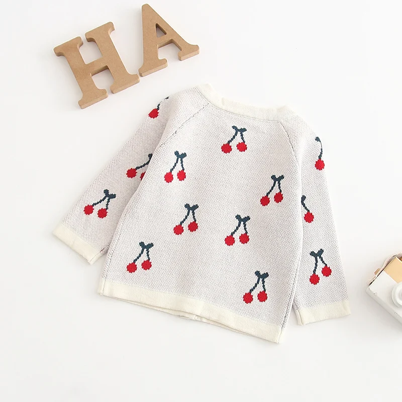 Jaqueta cardigan de cereja Baby Sweet Cherry, macia e aconchegante para bebês. Ideal para proteger seu bebê com estilo, perfeita para qualquer ocasião. — foto 1