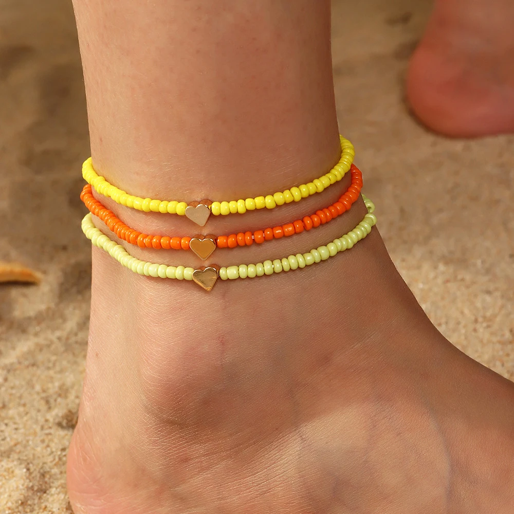 Enfeites de pé de amor com miçangas coloridas estilo férias na praia, perfeitos para um visual praiano e expressar seu amor. — foto 12