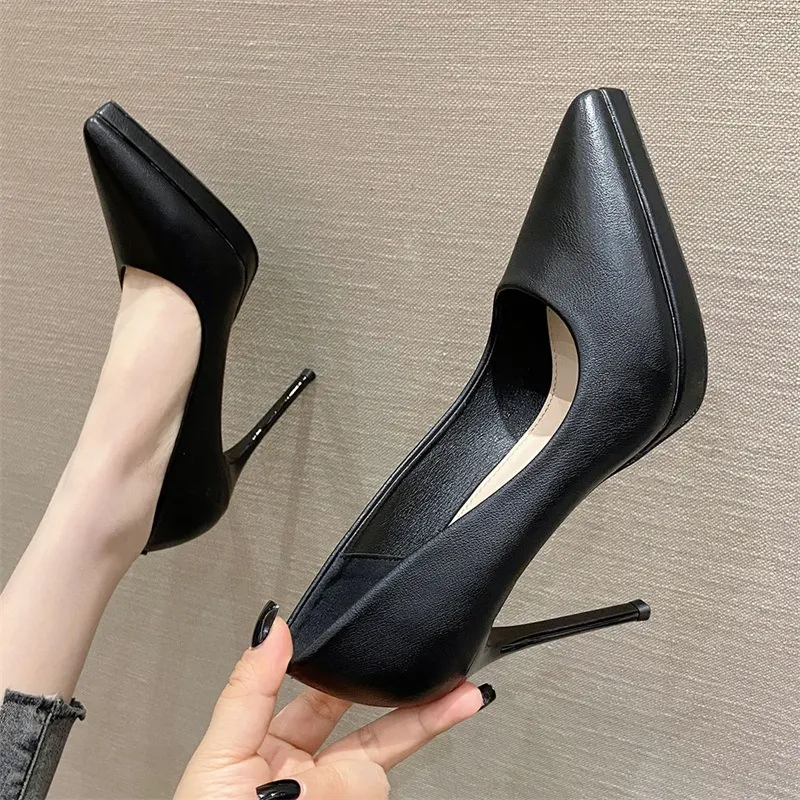 Spitze High Heels mit 10cm Stiletto Absatz für einen sexy Look. Diese Schuhe betonen Ihre Beine und verleihen Ihnen Selbstbewusstsein. — foto 3