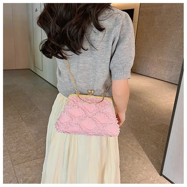 Bolsa mensageiro com corrente fashion, estilo jeans lavado, costura losango, clip. Elegância e praticidade com design moderno. — foto 7