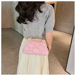 Bolsa mensageiro com corrente fashion, estilo jeans lavado, costura losango, clip. Elegância e praticidade com design moderno. — foto 7