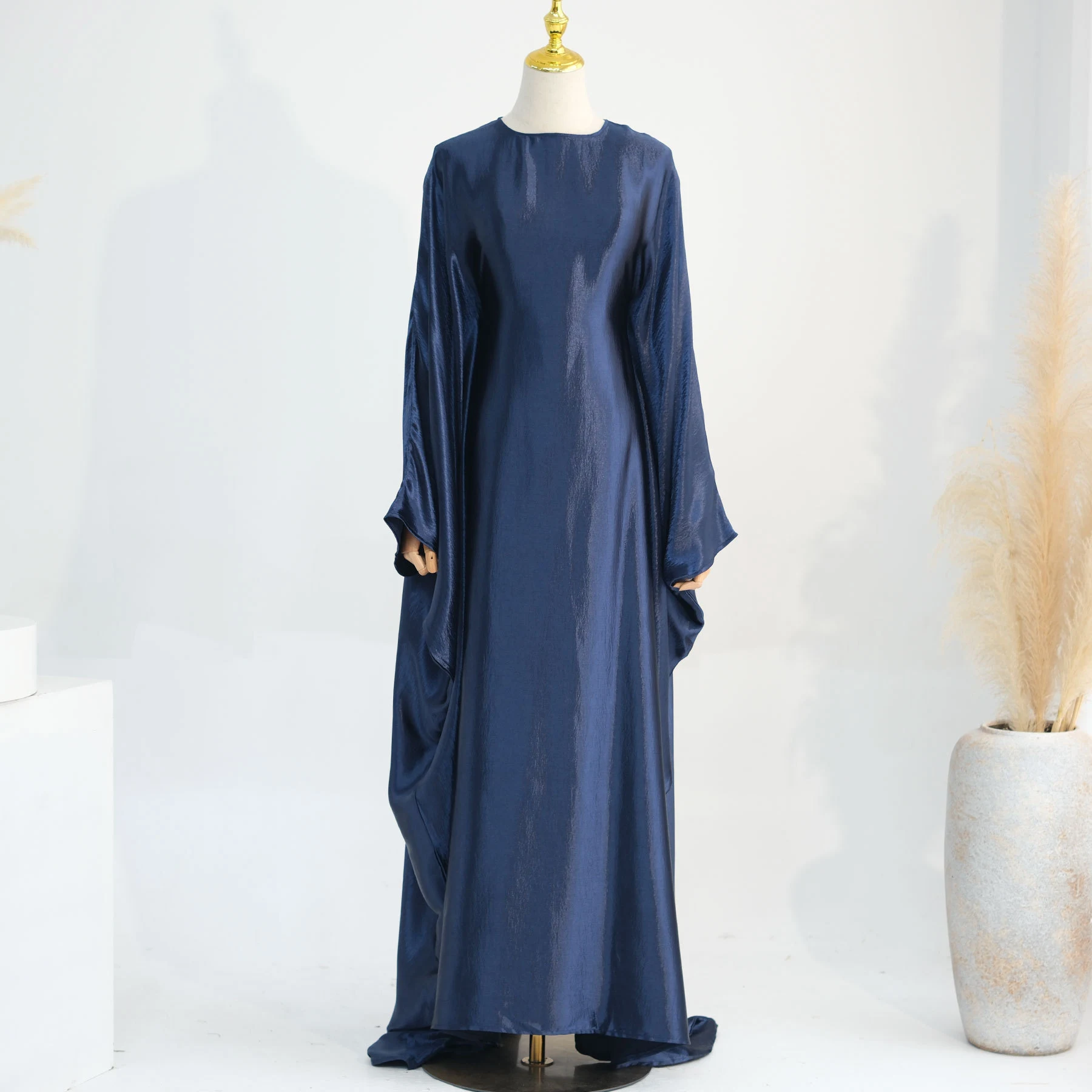 Title 18, Vestido brilhante feminino do Oriente Médio