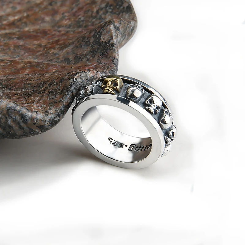 Anel Rock Punk de Moda. Destaque-se com este acessório ousado, perfeito para um visual rebelde e atrevido. Ideal para expressar seu estilo único! — foto 3