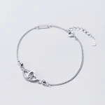 Pulseira de Prata Feminina Brilhante Vazada Adicione um toque de elegância ao seu visual com esta pulseira deslumbrante. Design vazado e brilho que te destacam. — foto 1