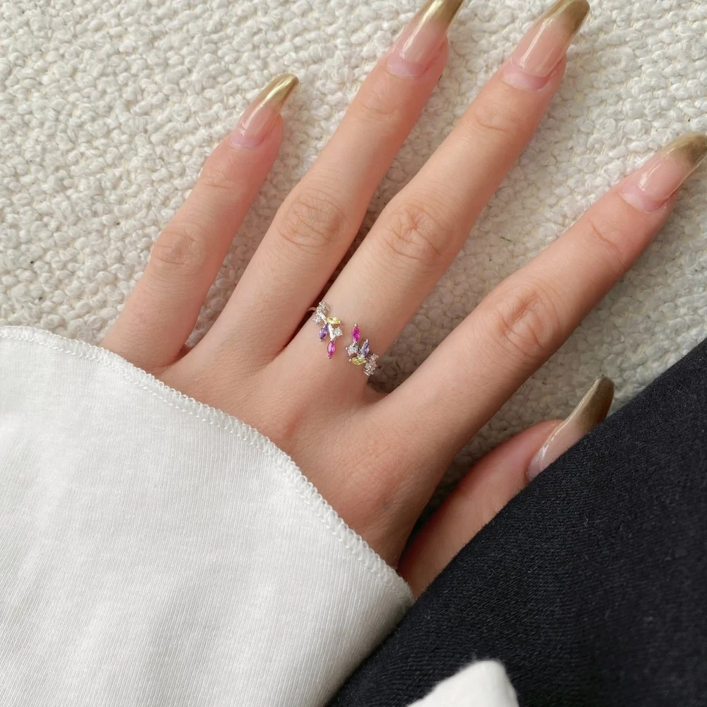 Anel de prata S925 com zircônia colorida incrustada, acessório de moda elegante e brilhante, perfeito para realçar seu estilo e beleza. — foto 1