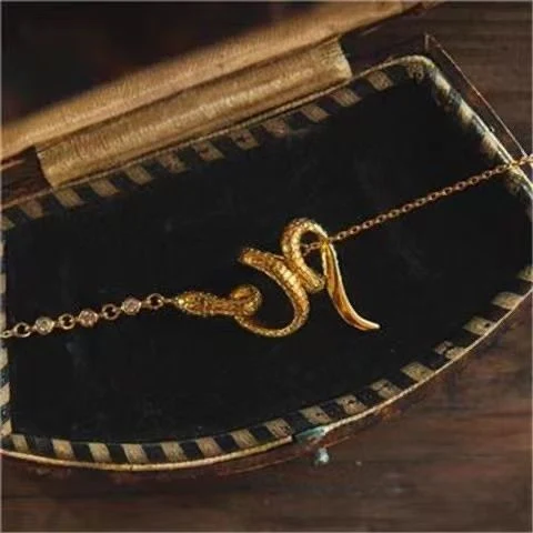 Corrente de clavícula artística retrô de alta qualidade. Adicione um toque vintage e elegante ao seu visual, perfeita para realçar qualquer roupa. — foto 2