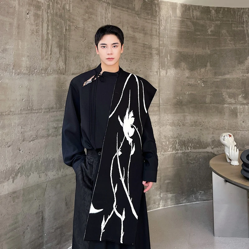 Lenço floral preto e branco de design especial para homens e mulheres. Acessório elegante e versátil para adicionar estilo único ao seu visual. — foto 4