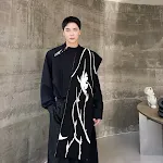 Lenço floral preto e branco de design especial para homens e mulheres. Acessório elegante e versátil para adicionar estilo único ao seu visual. — foto 4