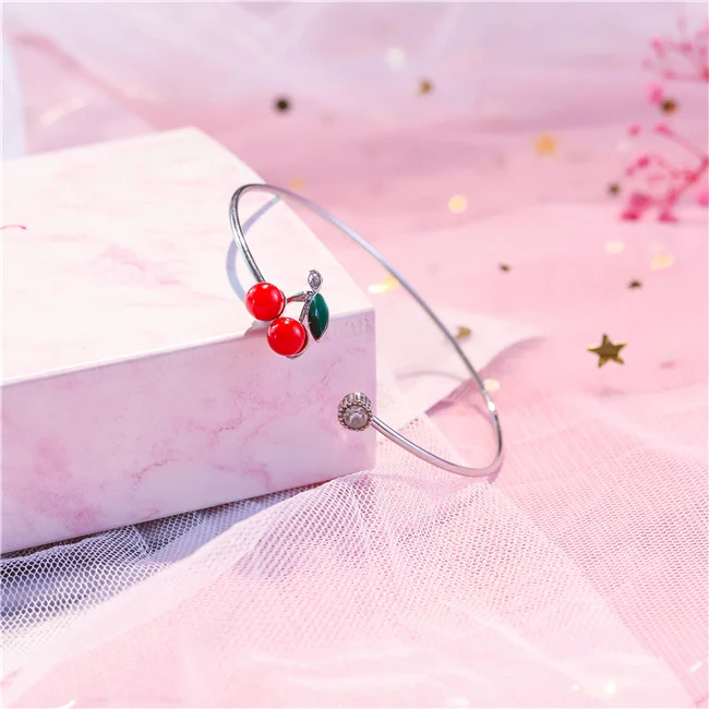 Pulseira de cereja feminina Joia para mão Adicione um toque charmoso e delicado ao seu visual com esta pulseira elegante. — foto 10