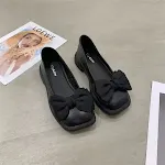 Platformy z grubym obcasem, wiosna lato, retro kwadratowy nosek, kokarda, lakierowana skóra. Wygodne i stylowe damskie czółenka. — zdjęcie 3