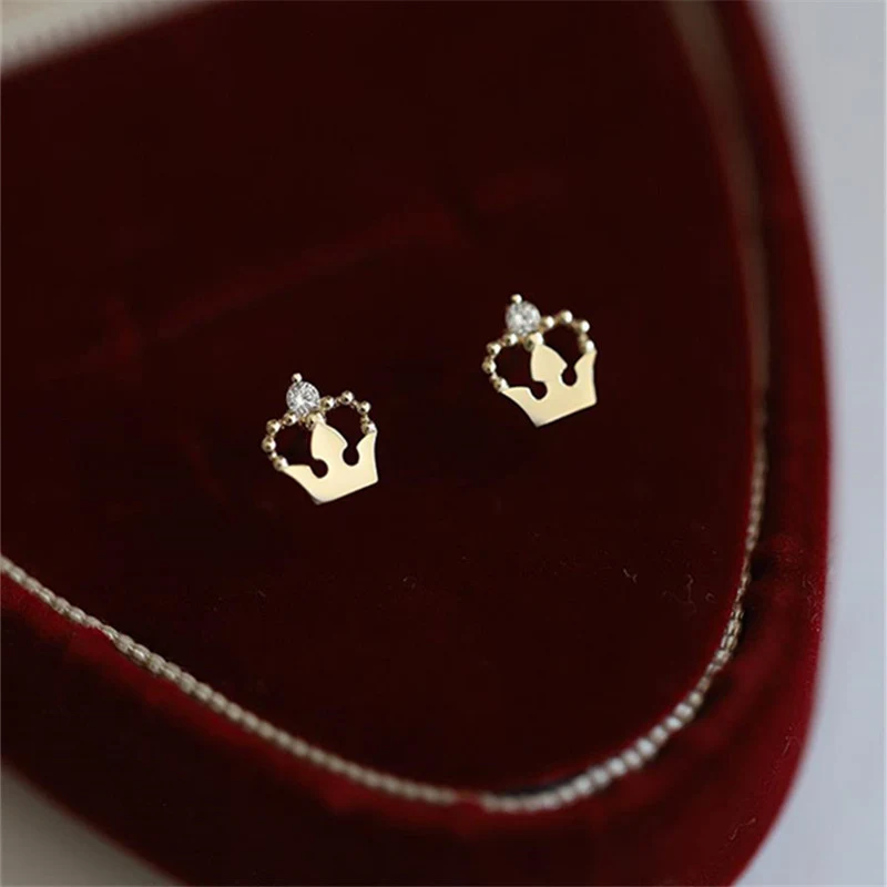 Brincos de Studs em prata 925 com banho de ouro 14K, coroas delicadas. Elegância e brilho para usar no dia a dia, perfeitos para mulheres. — foto 10