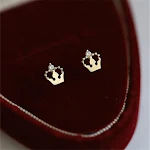 Brincos de Studs em prata 925 com banho de ouro 14K, coroas delicadas. Elegância e brilho para usar no dia a dia, perfeitos para mulheres. — foto 10