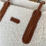 Bolsa Tote de Pelúcia Grande Capacidade, Leve Tudo com Estilo e Conforto, Perfeita para o Dia a Dia e Viagens, Design Moderno e Feminino. — foto 4