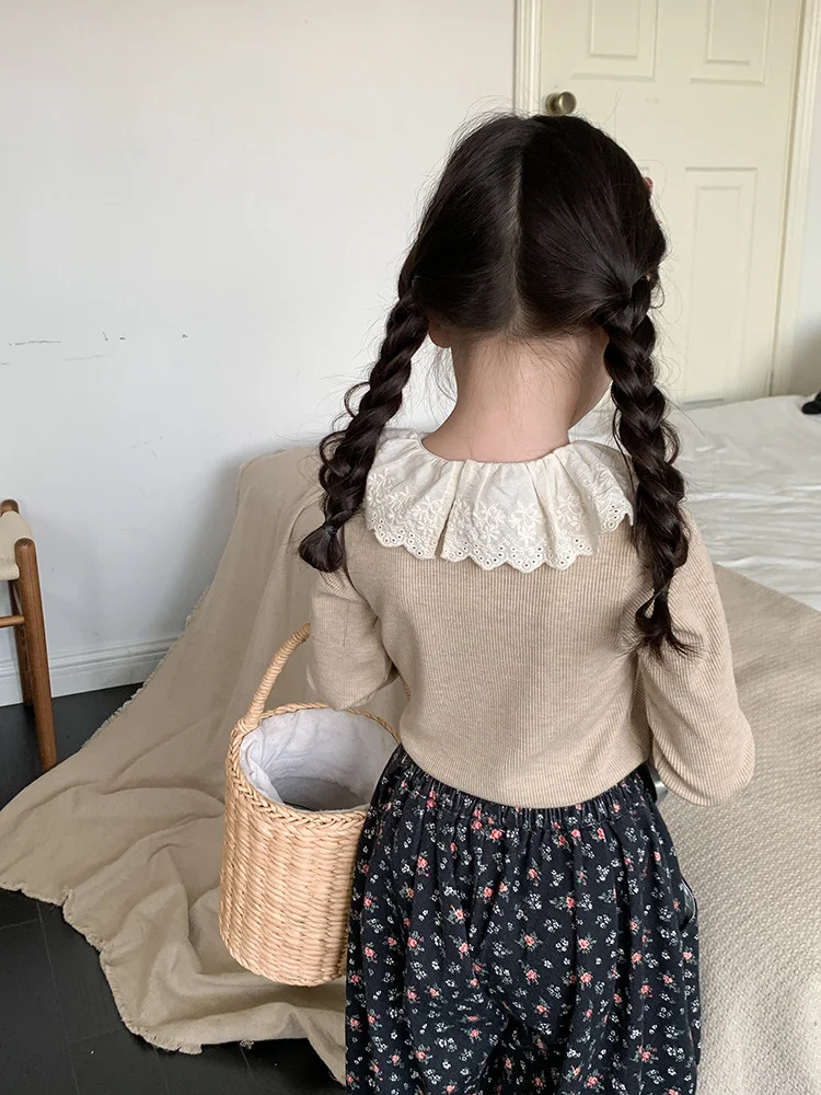 Camiseta Inferior Infantil de Cashmere Macio com Gola de Renda Listrada Rebaixada Uma peça elegante e confortável, ideal para usar por baixo de outras roupas, perfeita para qualquer ocasião. — foto 9