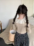 Camiseta Inferior Infantil de Cashmere Macio com Gola de Renda Listrada Rebaixada Uma peça elegante e confortável, ideal para usar por baixo de outras roupas, perfeita para qualquer ocasião. — foto 9