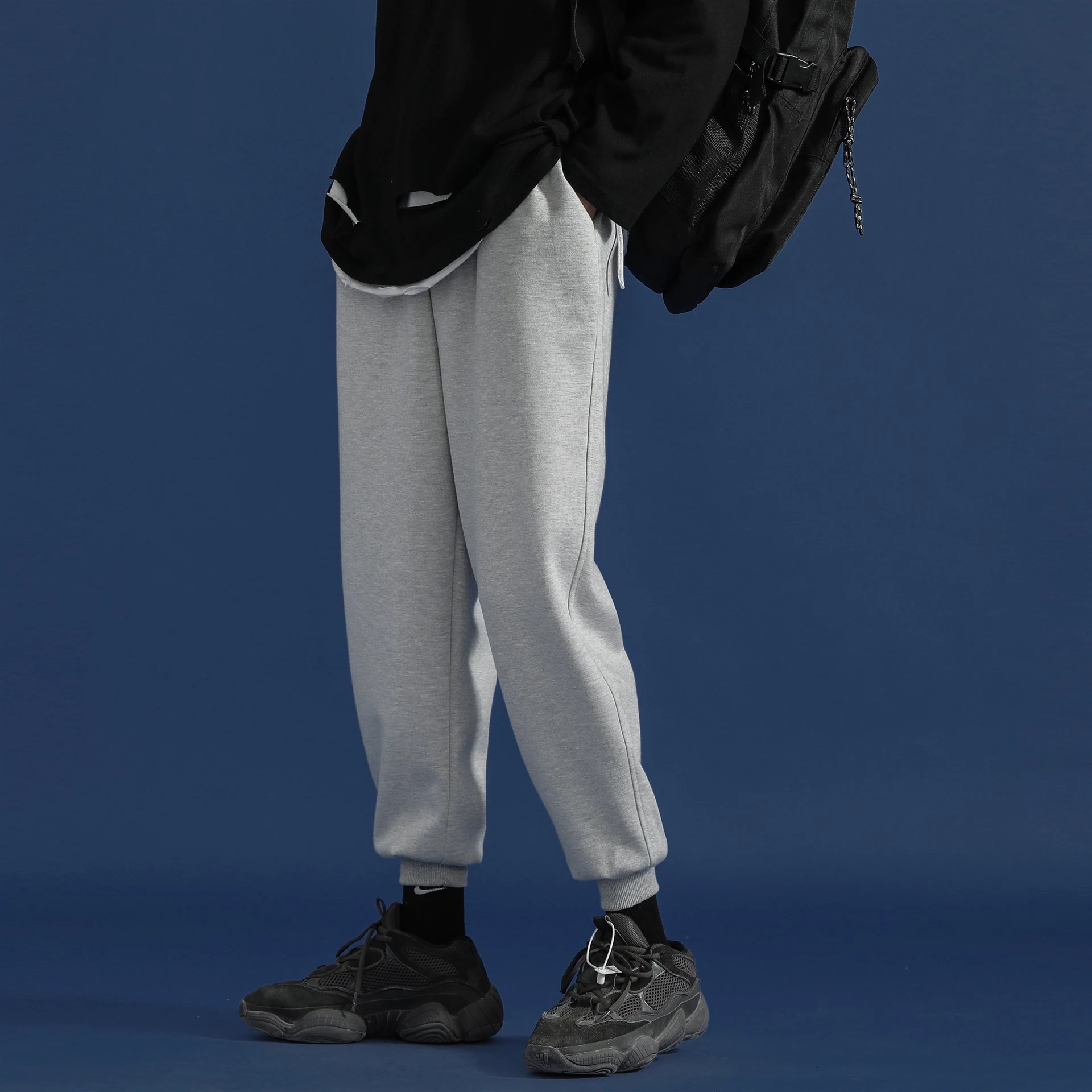 Effen Kleur Enkelbroek Herfst en Winter. Comfortabele en stijlvolle broek voor de herfst- en wintermaanden. Perfect voor diverse outfits. — foto 4