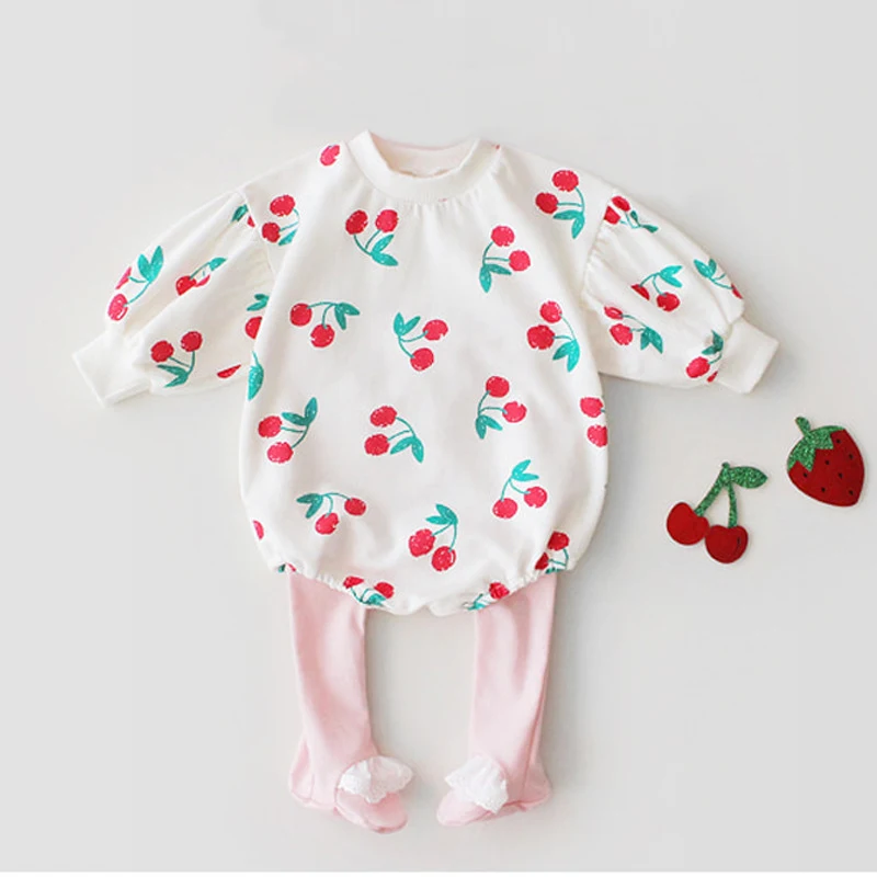 Macacão infantil com estampa de cereja para meninas. Confortável, leve e ideal para o verão. Perfeito para brincar e um look adorável. — foto 3