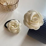 Laço de cabelo vintage com rosas creme em estilo pintura a óleo, perfeito para penteados românticos e um toque artístico. — foto 2