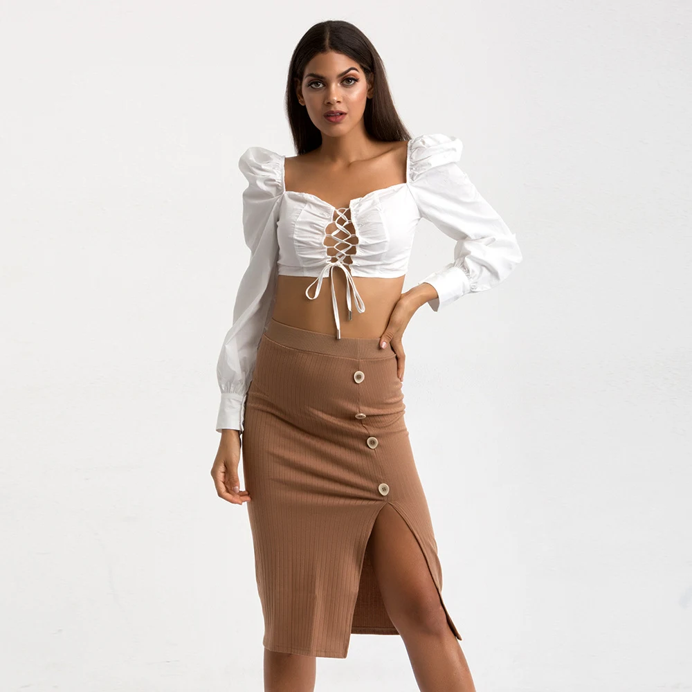 Saia sexy com fenda lateral e botões, perfeita para realçar as curvas e criar um look impactante e sensual. Ideal para diversas ocasiões. — foto 12