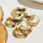 Brincos em C de aço titânio com zircônia e design xadrez. Elegância duradoura e brilho para o seu dia a dia. — foto 6
