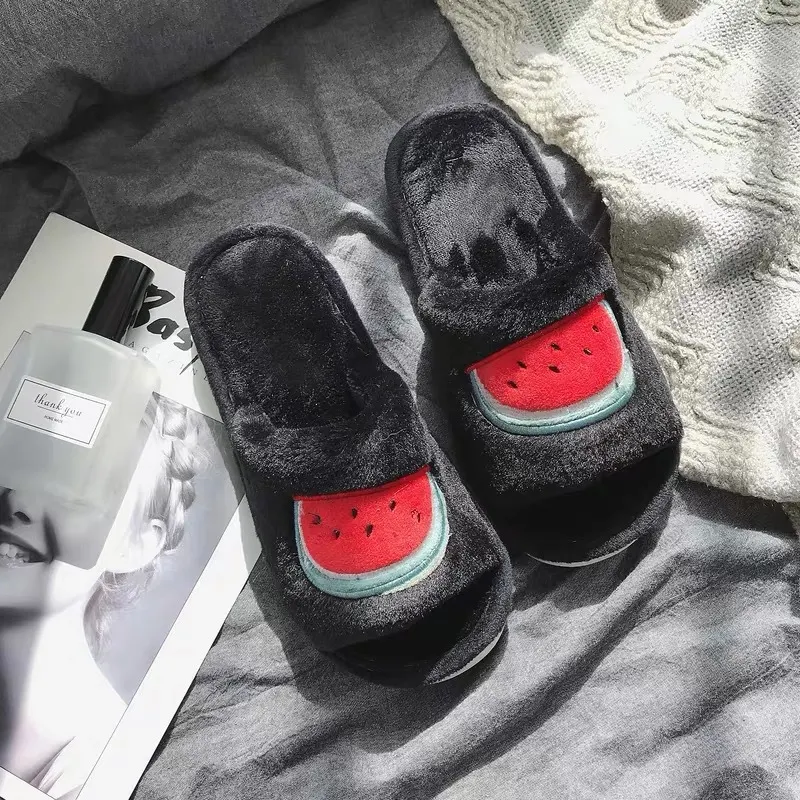 Zapatillas de fruta con pelo suave para casa. Pies cálidos y divertidos con diseños originales. El regalo perfecto para relajarse y descansar. — foto 8