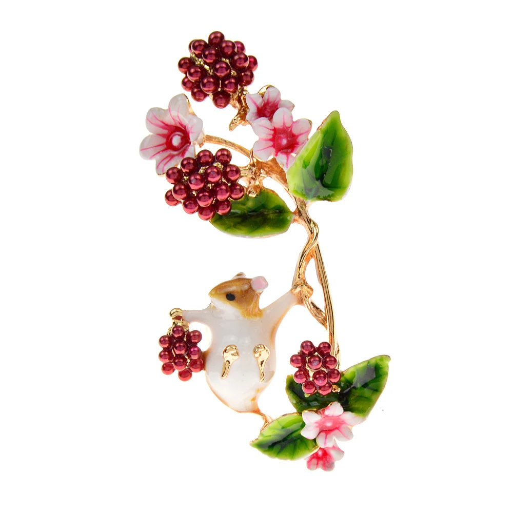 Title 6, Broche Fashion Cute Chipmunk Cranberry, um toqu...