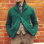 Cardigã básico de malha masculina, abotoamento simples. Perfeito para sobreposições e uso diário. Conforto e estilo em uma peça essencial para o homem moderno. — foto 2