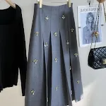 Falda plisada de diseñador de nicho estilo universitario de lujo con pedrería, corte de etiqueta y detalles de industria pesada. — foto 1