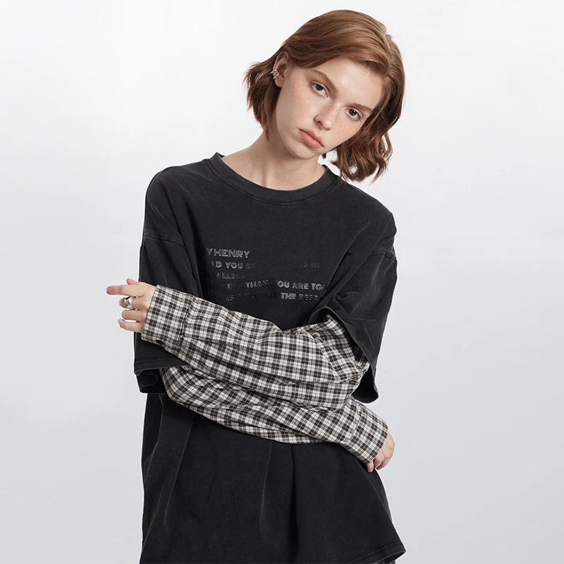 Camiseta de pareja manga larga con estampado de letras vintage de dos piezas falsas, perfecta para looks coordinados y modernos. — foto 7