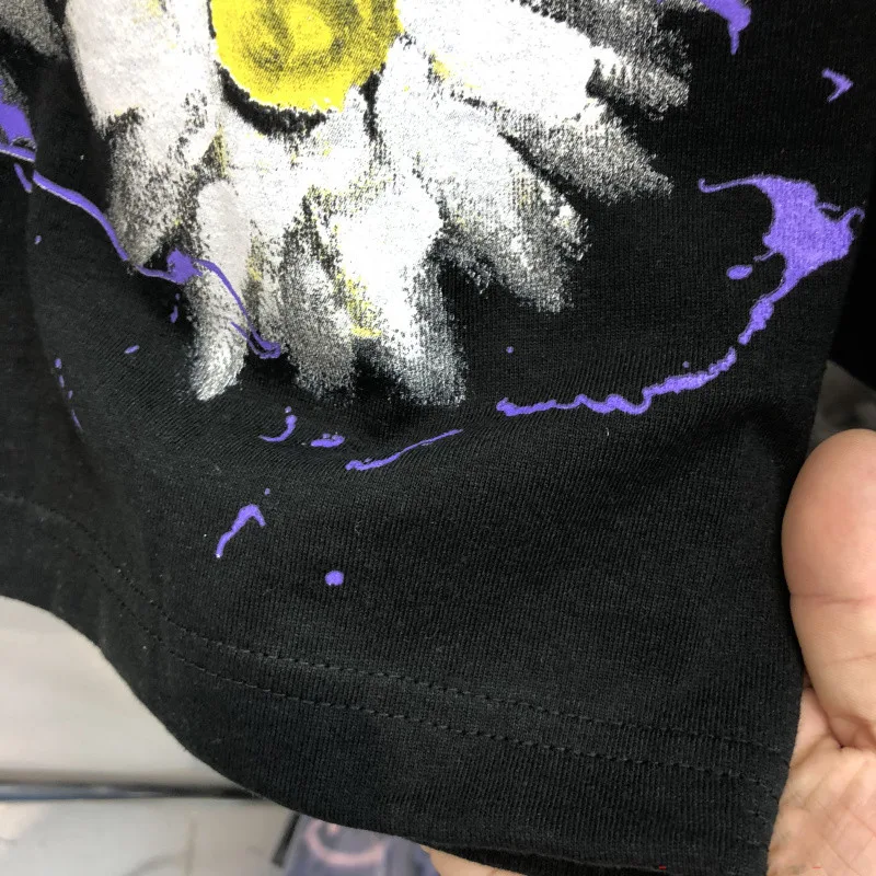 Graffiti de tinta de chapoteo sin impuestos Craftsman americano de margarita hecha a mano Matriz de mano Smiling Smiling Camiseta de manga corta — foto 5