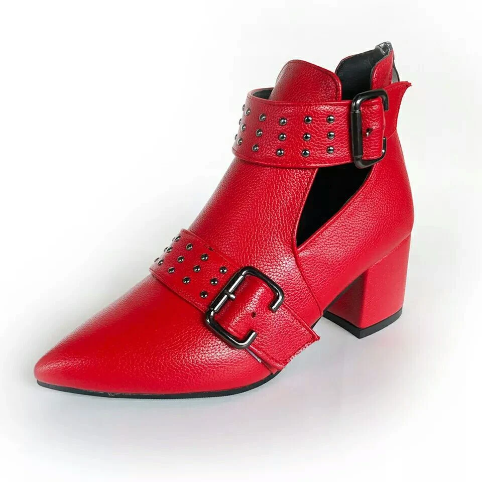 Botas curtas femininas plus size com bico fino e rebites. Conforto e estilo em um só calçado, perfeitas para diversas ocasiões. — foto 1