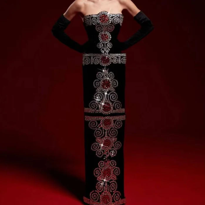 Vestido de noite bandage preto justo com strass Totem, ideal para festas e eventos, realçando a silhueta feminina. — foto 2