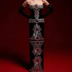 Vestido de noite bandage preto justo com strass Totem, ideal para festas e eventos, realçando a silhueta feminina. — foto 2