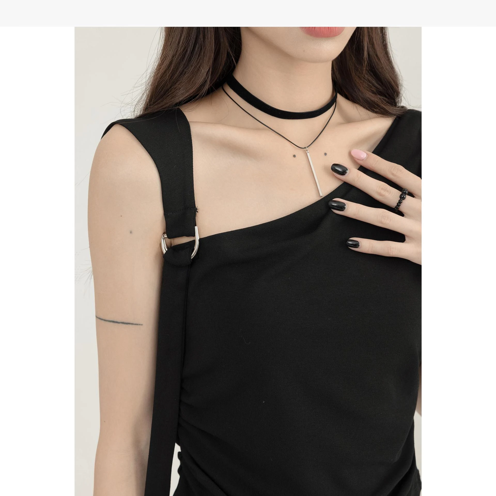 Damen Top mit silberner Schnalle und One-Shoulder-Design. Kurzärmlig und stilvoll für einen eleganten Look. Perfekt für besondere Anlässe oder den Alltag. — foto 12