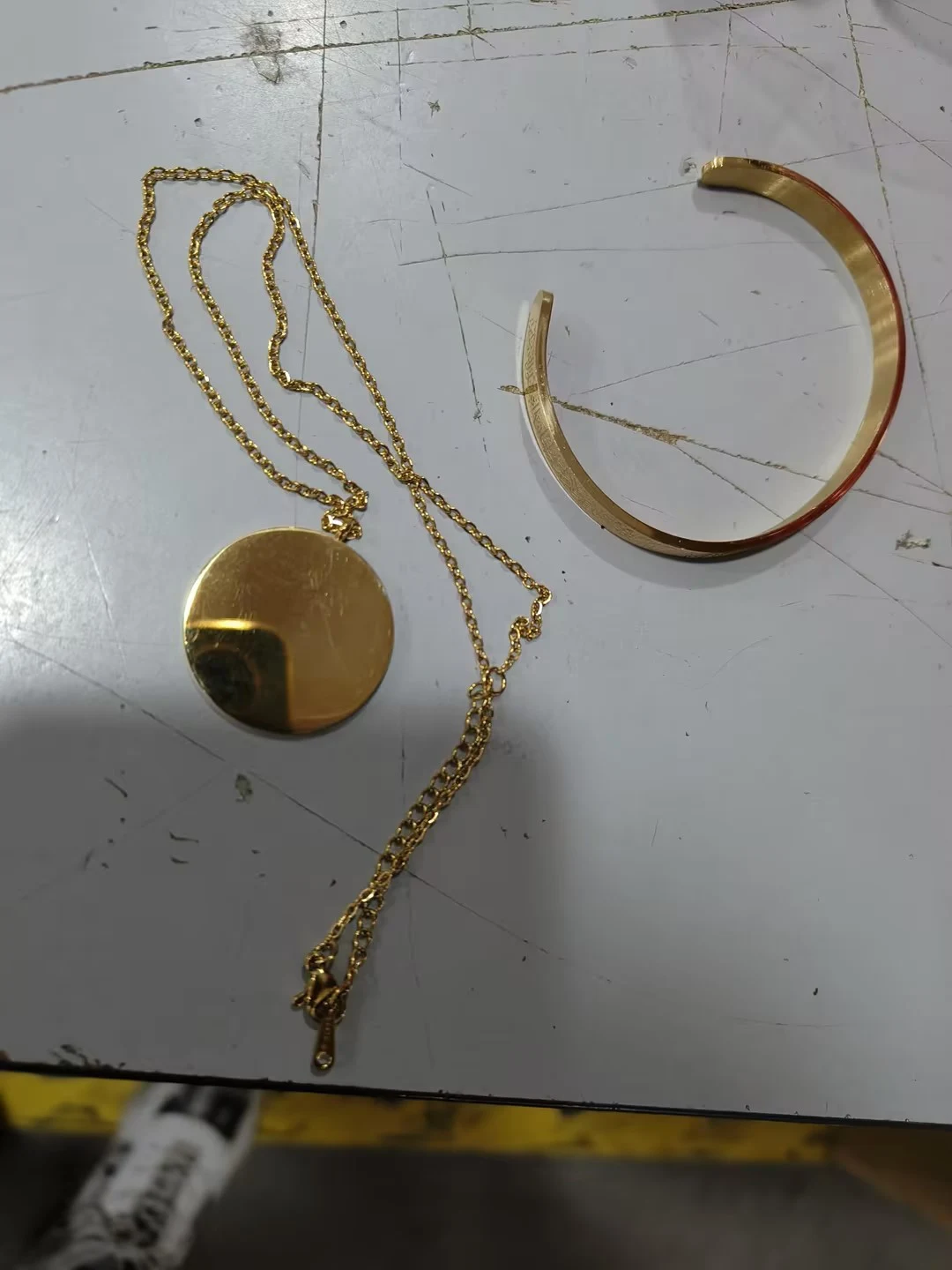 Title 2, Collana e bracciale con disco arabo in acciaio ...