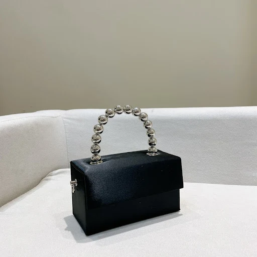 Title 3, Bolso Cuadrado Pequeño con Cadena de Perlas Mac...