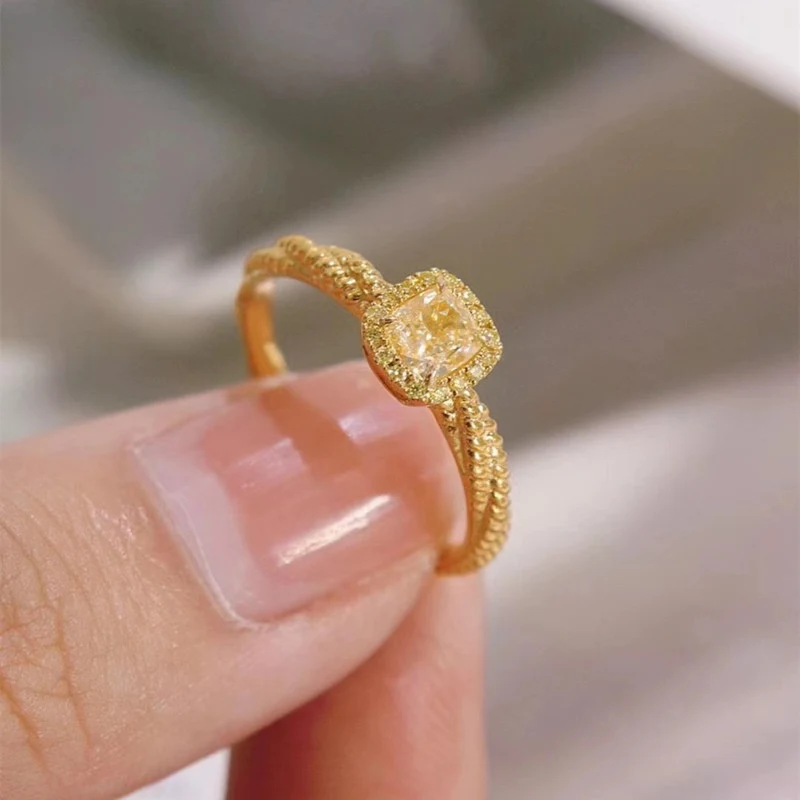 Anel de diamante amarelo pequeno em estilo cubo de açúcar para mulheres. Design charmoso e elegante, ideal para uso diário e ocasiões especiais. — foto 14