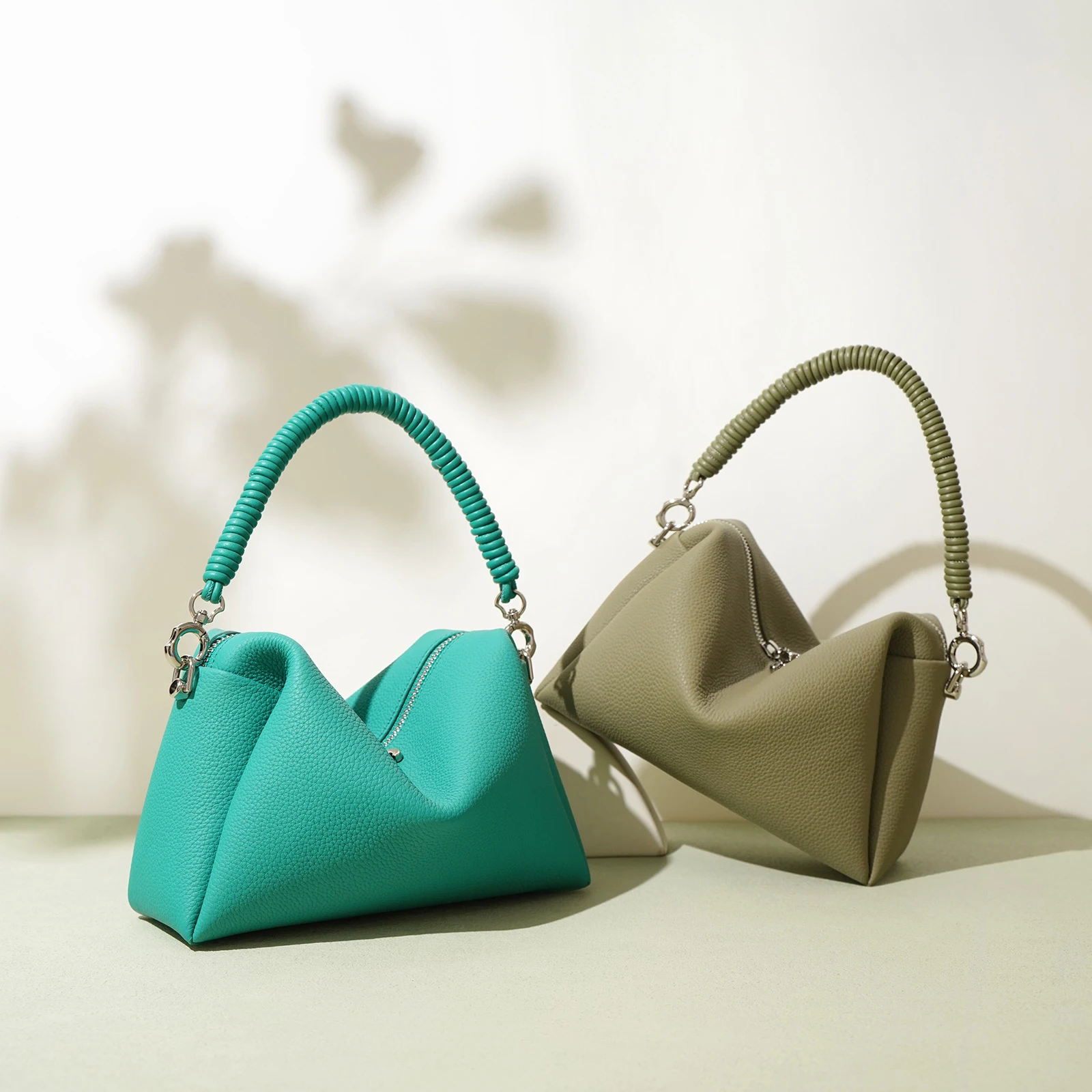 Borsa a tracolla da donna in vera pelle di vacchetta, elegante e resistente per l'uso quotidiano e i viaggi. Perfetta per ogni occasione. — foto 16