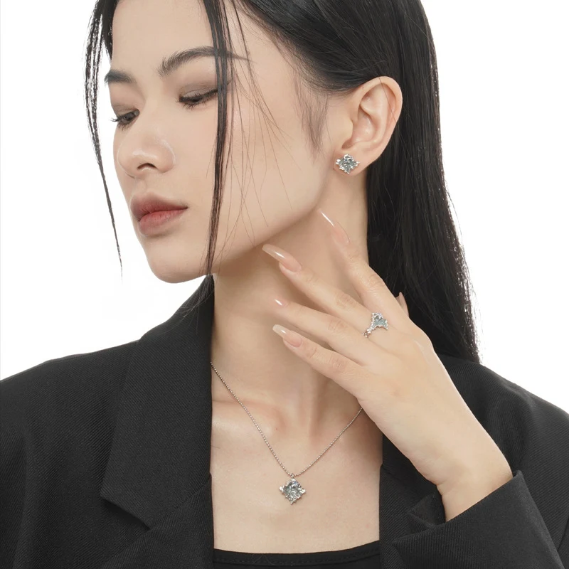 Anel feminino de alta qualidade estilo frio. Jóia elegante para mulheres sofisticadas, design moderno e confortável, ideal para uso diário e ocasiões especiais. — foto 6