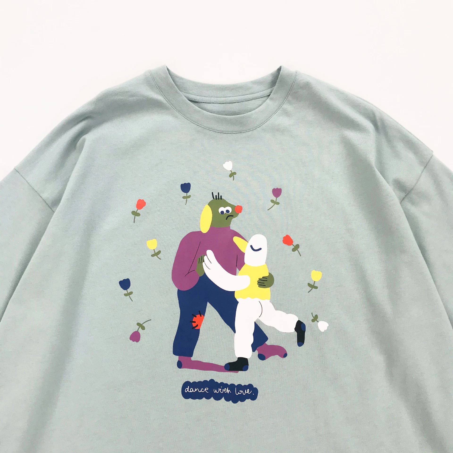 T-shirt girocollo corto con stampa cartoon, vestibilità ampia e maniche corte. Comfort e stile casual per un look quotidiano semplice e divertente. — foto 2