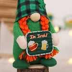 Bonecos de casal com chapéu xadrez listrado do Dia de São Patrício irlandês, para celebrar juntos e com alegria. — foto 5