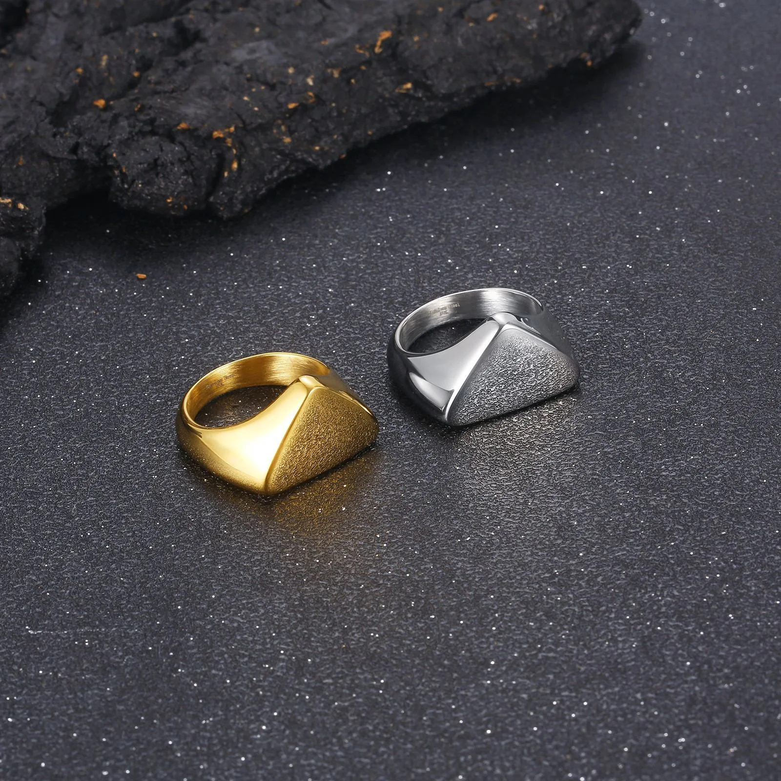 Anel masculino de aço inoxidável com design triangular. Elegância e durabilidade para o homem moderno. Perfeito para um visual estiloso e marcante. — foto 12