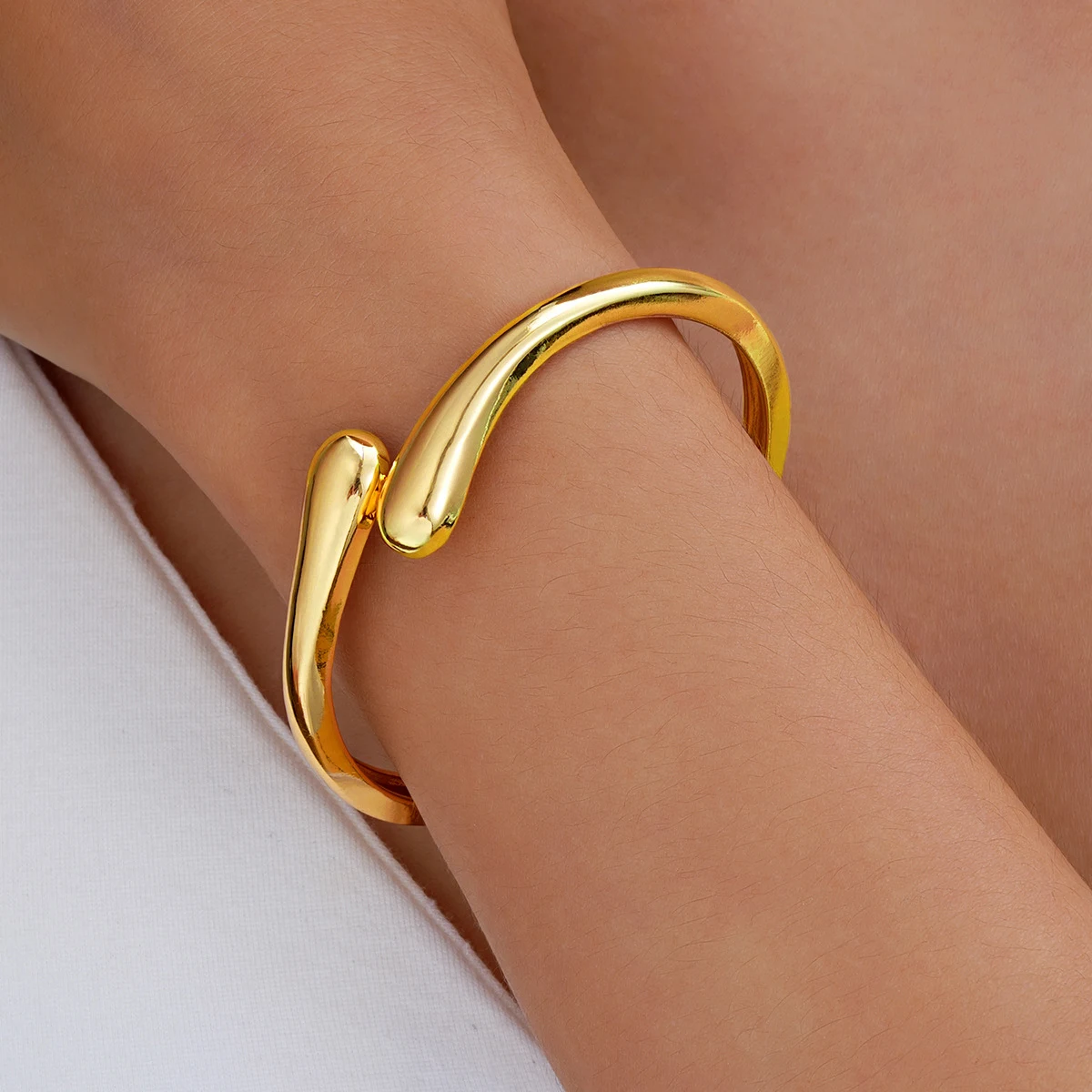 Pulseira exagerada com design de gota d'água, aerodinâmica, textura metálica brilhante, ideal para um visual sofisticado e moderno. — foto 2
