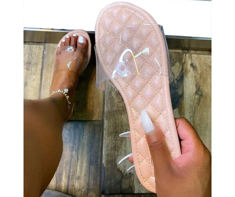 Sandálias e chinelos de praia pequenos, transparentes, de fundo plano, perfumados e estilosos. Conforto e moda para a praia. — foto 1
