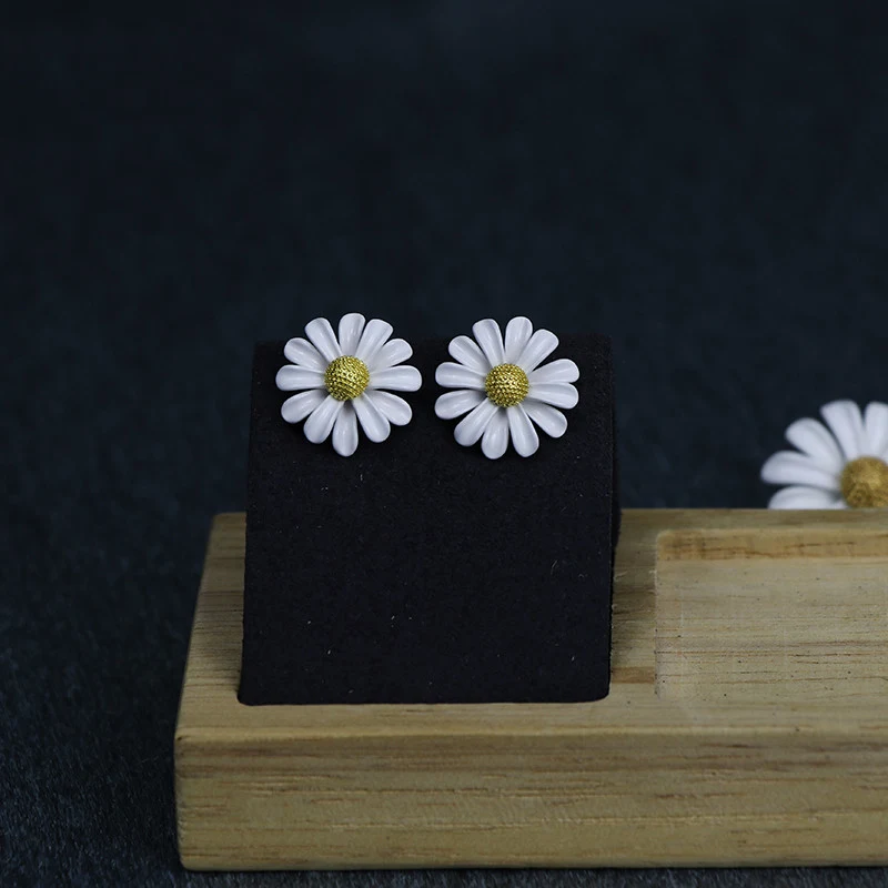 Oorbellen, ringen, armbanden en kettingen met kleine madeliefjes. Fleur je outfit op met deze charmante bloemensieraden. Ideaal voor dagelijks gebruik. — foto 1